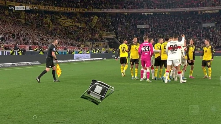 认为遭到挑衅！图片报：布兰特进球后斯图加特球迷往场内扔折叠椅